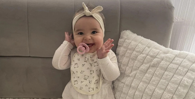 Pomozi.ba pokrenulo apel za liječenje malene Nahle koja ne čuje