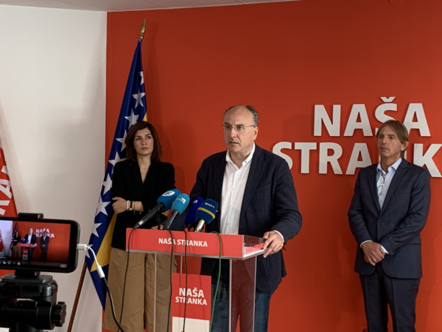 Naša stranka: Pritisci na Schmidta imaju efekta