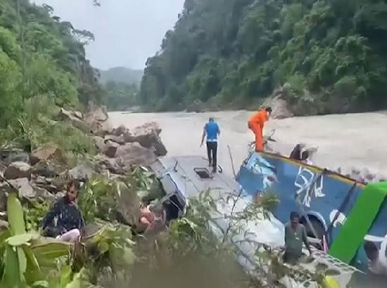 Nepal: U slijetanju autobusa s indijskim hodočasnicima poginulo 14 osoba