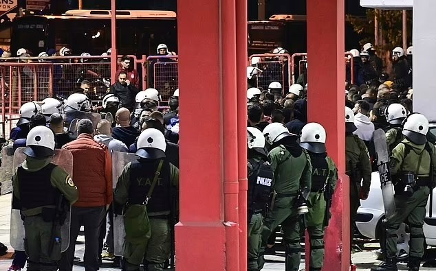 Preminuo grčki policajac povrijeđen u navijačkim neredima