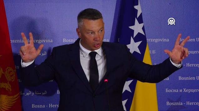 Nešić u dizanju tri prsta i veličanju ratnih zločinaca ne vidi ništa sporno