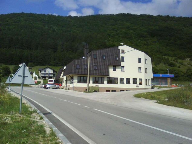 U prometnoj nesreći u Šujici smrtno stradao 18-godišnjak, dvije osobe ozlijeđene