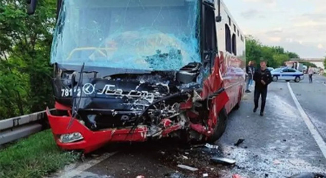 U sudaru autobusa i automobila u Srbiji poginula jedna osoba, više od 30 ozlijeđeno