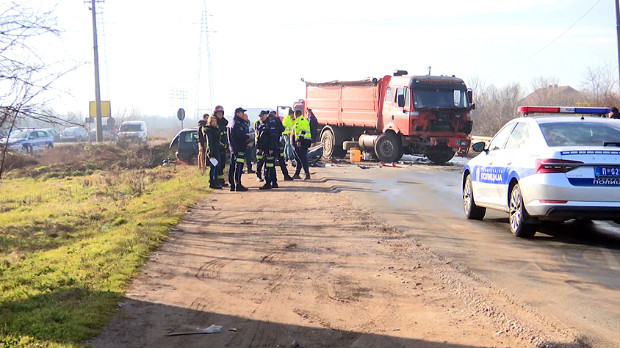 U direktnom sudaru automobila i kamiona u Srbiji - dvoje mrtvih, dječak i majka povrijeđeni