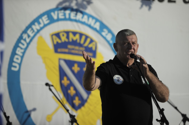 Nezuk: Upriličeno postrojavanje preživjelih pripadnika 28. divizije Armije RBiH