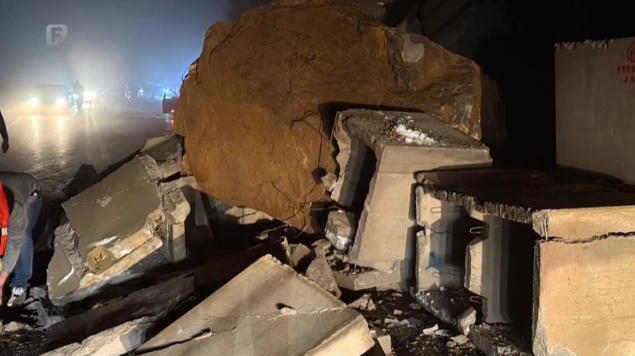 Na putu Olovo-Srednje zbog odrona se saobraća jednom trakom