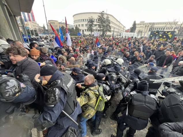 Neredi u Novom Sadu, opoziciji nije dozvoljen ulazak na skupštinu