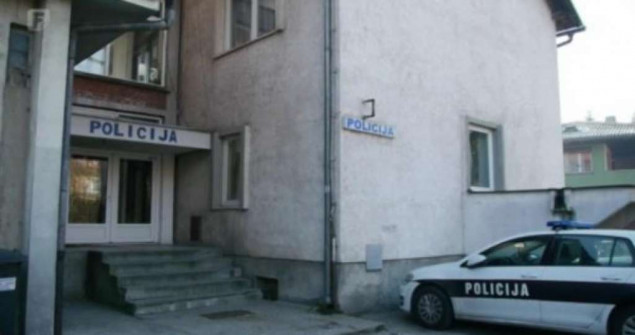 Maloljetnici u Novom Travniku drvenim cjepanicama razbijali stakla na parkiranim vozilima