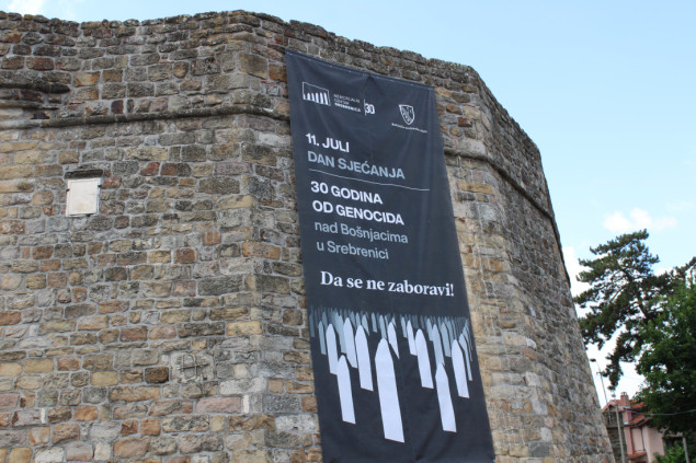 U znak sjećanja na žrtve genocida u Srebrenici, u Novom Pazaru zastave na pola koplja