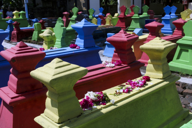 Šareni nadgrobni spomenici na groblju u Indoneziji