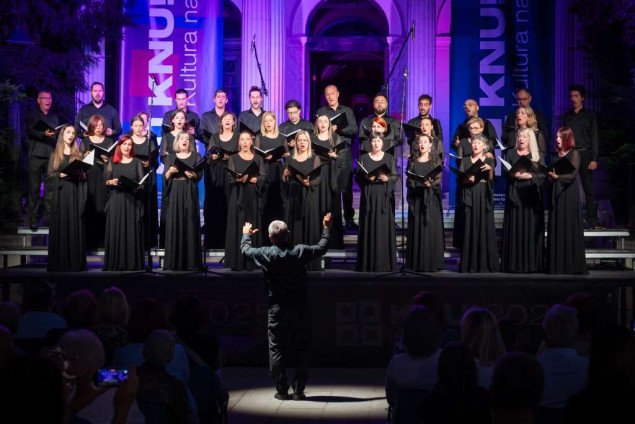 Na Pozorišnom Trgu Susan Sontag izveden koncert Kamernog mješovitog hora KUD 'Lola'