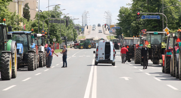 Drugi dan protesta poljoprivrednika: Blokirana ulica u Novom Sadu