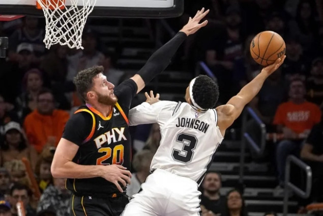 San Antonio pobijedio Phoenix košem Johnsona u završnici utakmice,  Nurkić 12 poena i 12 skokova