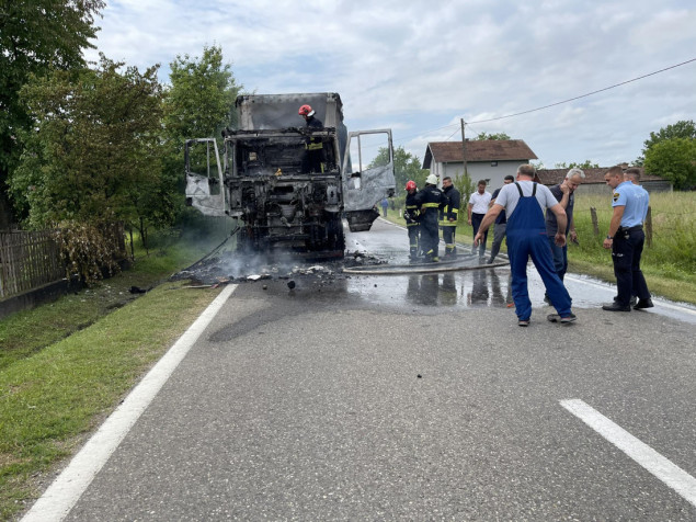 Samozapaljenje teretnog vozila na izlazu iz Odžaka