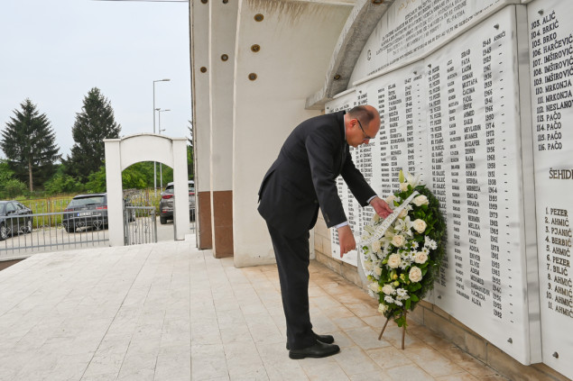Visoki predstavnik posjetio Ahmiće: Poštivanje žrtava ključno za uspješno pomirenje
