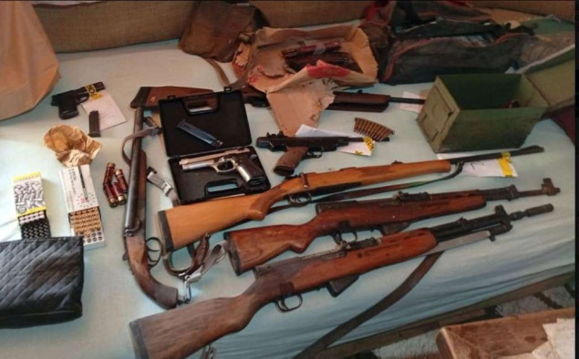 U Kalesiji pronađen arsenal oružja i 33.000 eura, uhapšena jedna osoba osumnjičena za lihvarstvo