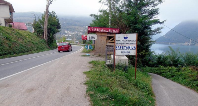 Iskočio iz vozila jer su ga suputnici tukli te zadobio povrede