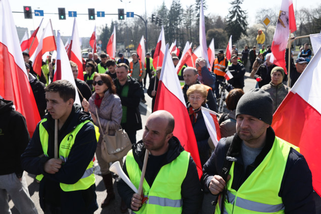 Oko 70.000 poljoprivrednika blokiralo puteve koji vode do Varšave