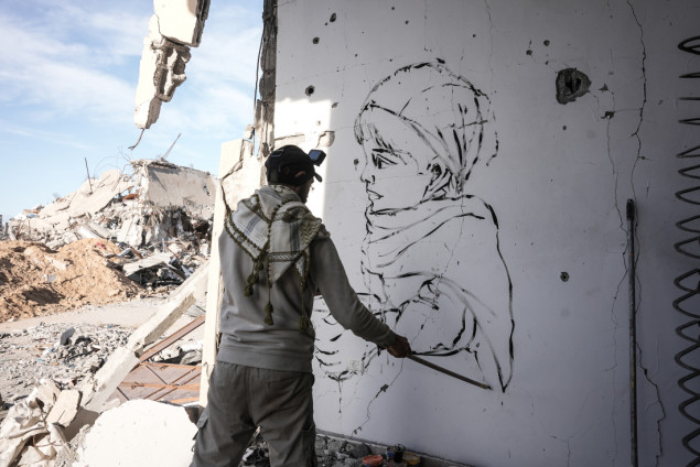 Palestinac se vratio u Rafah i slikama na ruševinama šalje poruku mira i nade