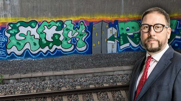 Zamjenik gradonačelnika Helsinkija uhvaćen kako ispisuje grafite