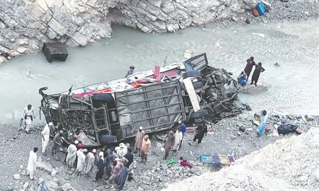 Najmanje 40 poginulih u padu autobusa u provaliju u Pakistanu