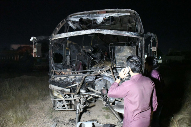 Zapalio se autobus u Pakistanu, poginulo najmanje 18 osoba