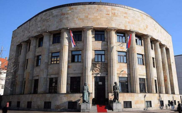 Policajci s dugim cijevima pred Palatom RS