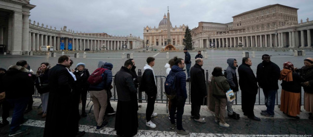 Vjernici odaju počast papi Benedictu XVI u bazilici Svetog Petra