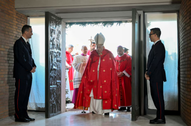 Papa Franjo otvorio 'sveta vrata' u jednom od najvećih zatvora u Italiji