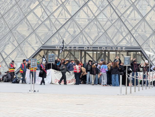 Demonstranti blokirali ulaze u Louvre u Parizu u znak podrške srednjoškolskim protestima