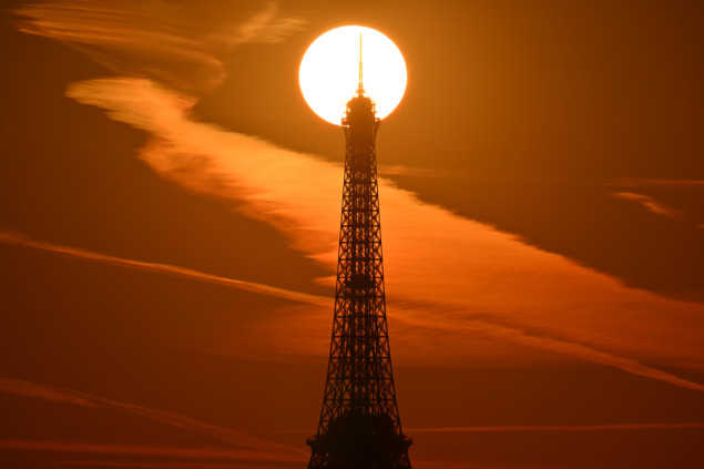 Impresivni prizori izlaska sunca u Parizu