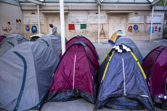 Mladi migranti "okupirali" zgradu napuštene škole u Parizu