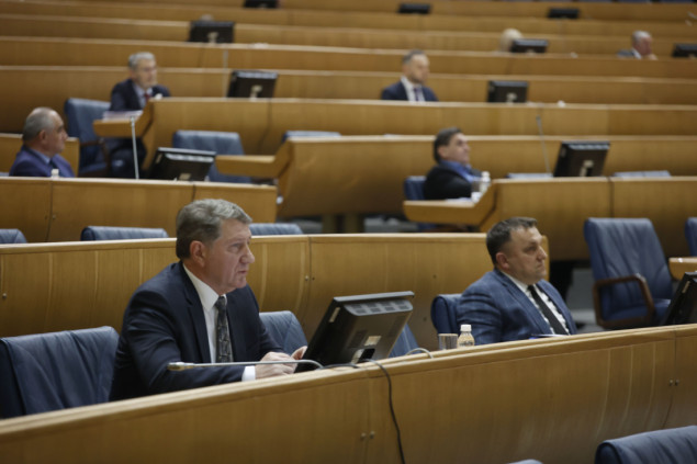 Poslanici saglasni da treba onemogućiti povećanje plaća funkcionerima