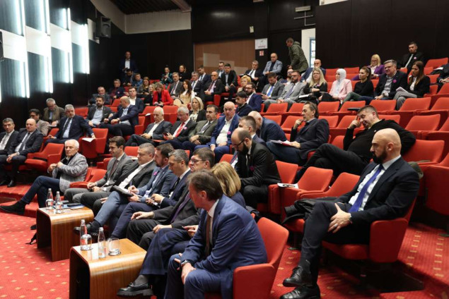 Utvrđen dnevni red, povučene četiri najavljene tačke