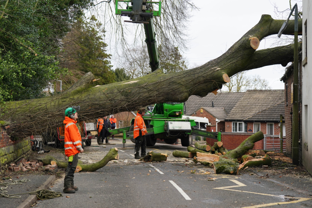 Nevrijeme u Ujedinjenom Kraljevstvu: Obustavljeni letovi i željeznički saobraćaj