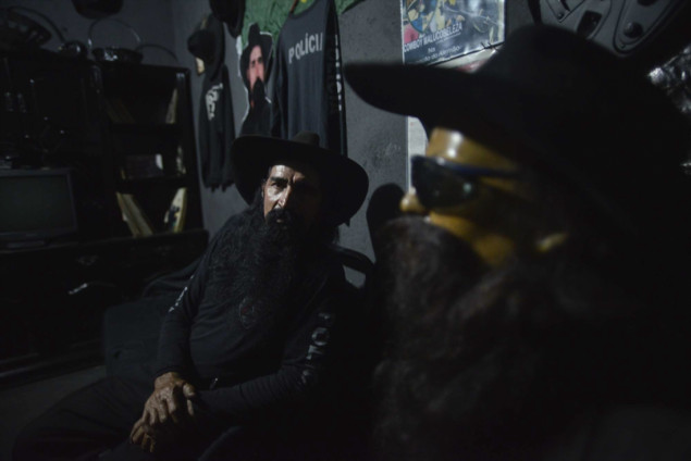 Neobičan život brazilskog policajca: Živi u crnoj kući s kovčegom i svakodnevno se bori protiv dilera