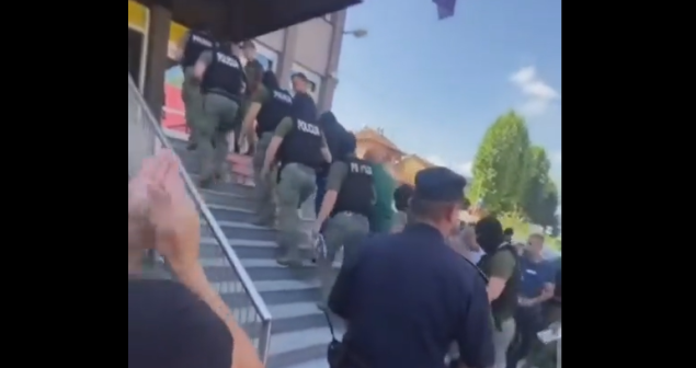 Aplauz i doček za uhapšene policajce osumnjičene za korupciju