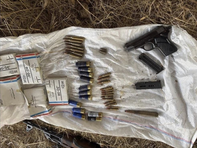 Policija Kosova pronašla ilegalno oružje, municiju i uniforme u Leposaviću