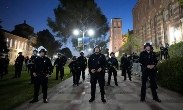 Stotine policajaca okupljene su u kampusu UCLA