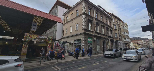 Jedna osoba povrijeđena u obrušavanju fasade na zgradi kod pijace Markale u Sarajevu