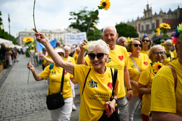 Hiljade starijih učesnika na "Senioralia" maršu u Krakovu