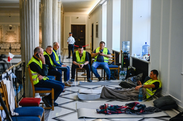 Poljski poljoprivrednici u zgradi parlamenta započeli štrajk glađu