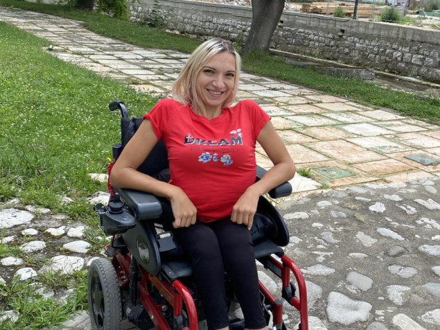 Udruženje Pomozi.ba pokrenulo apel za liječenje Alme iz Travnika