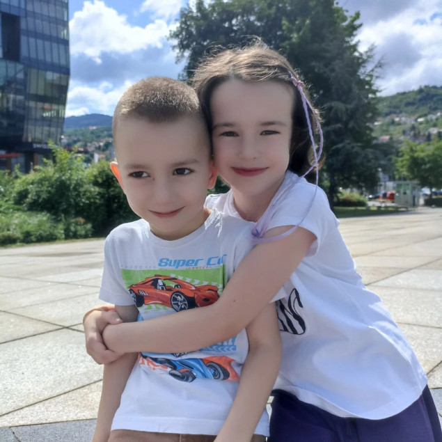 Pomozi.ba: Apel za pomoć sestri i bratu Sari i Ahmedu koji ne čuju od rođenja