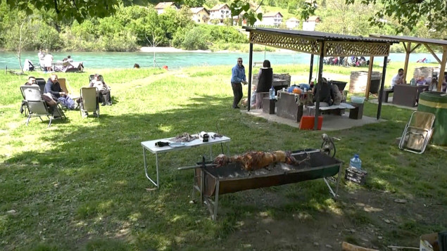 Bez sindikalnih poruka: Prvi maj u Goraždu u znaku druženja uz Drinu i roštilj