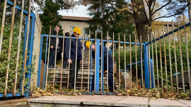 KCUS: Presjekli varove i lance i otvorili kapije, otvaranje ispraćeno aplauzom