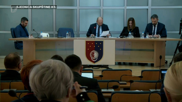 Skupština KS-a osudila dizanje tri prsta ispred Državnog parlamenta