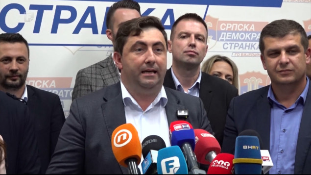 Gradonačelnik Bijeljine poručio Dodiku: Imaš još par sati da odeš sa stilom