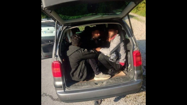 Pet osoba lišeno slobode zbog krijumčarenja 30 migranata