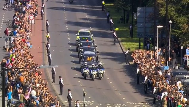 Mnoštvo ljudi ispratilo kraljičin lijes na putu ka dvorcu Windsore